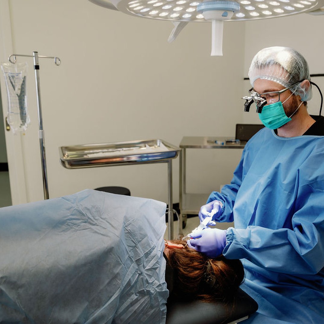 Doctor and clinical team performing an FUE hair transplant procedure in the clinic's private day surgery